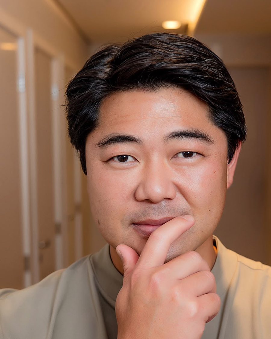 Dr. Rafael Kenji Minakami em consulta médica
